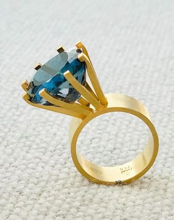 Annette Dam. MORE OR LESS|perfect #1 Ring, 2013 18K gold, London blue topaz. Photo: Annette Dam